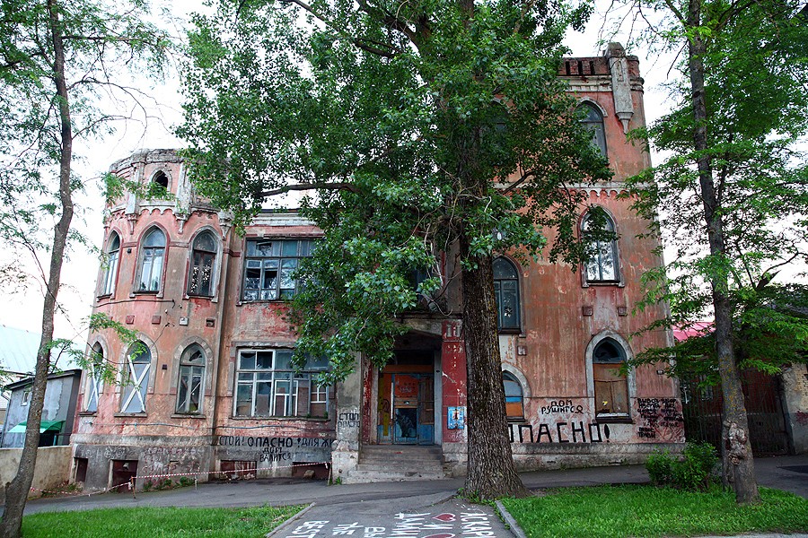 Фото дома ставрополя. Ставрополь дом с привидениями на Комсомольской. Замок с привидениями Ставрополь Комсомольская 100. Особняк Волобуева Ставрополь. Комсомольская 100 Ставрополь.